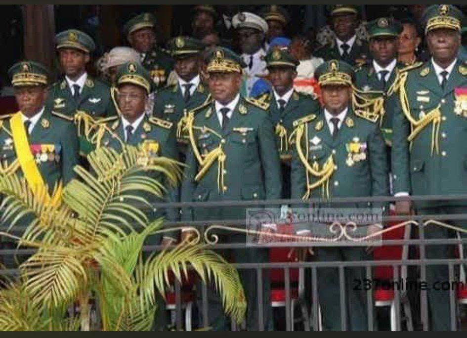 Des Généraux de l'Armée camerounaise à la tribune du défilé du 20 mai