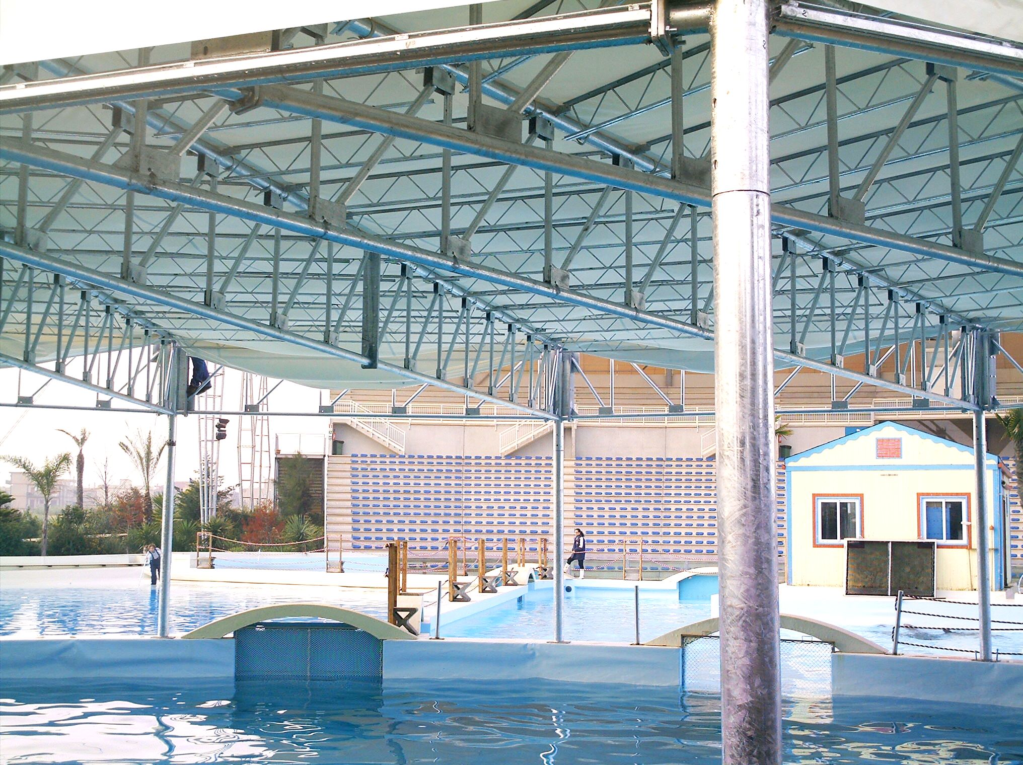 6- la copertura posizionata sulla piscina da coprire.jpg