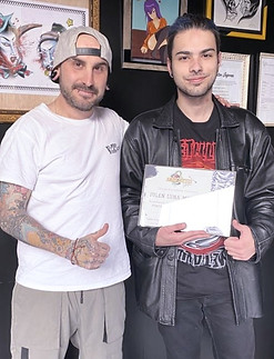 Entrega de diploma a uno de neustros aprendices del curso de piercing y tattoo que impartimos
