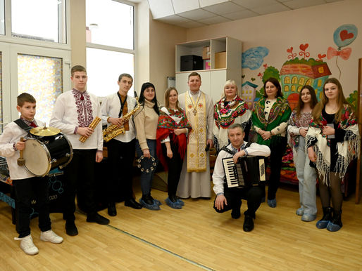 Volunteers of the CF “You are an Angel” sang carols for children with cancer