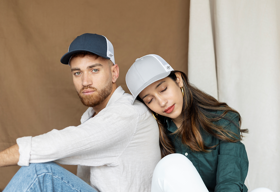 ¿Cómo combinar una gorra con tu look del día?