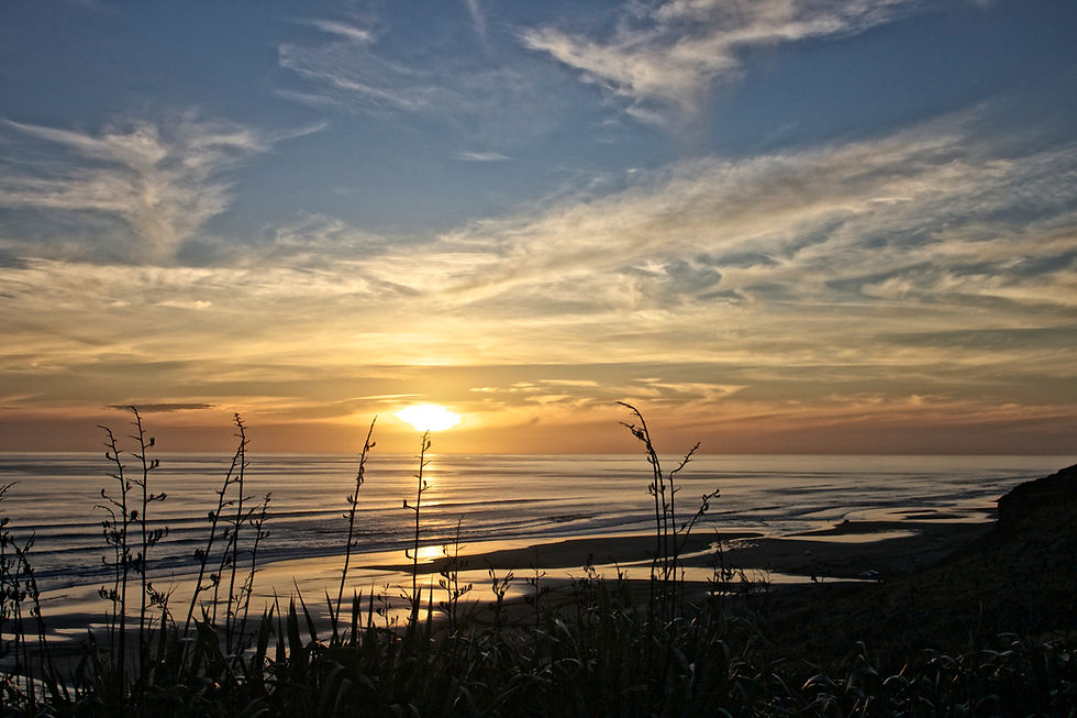 Karioitahi_Beach_Sunset_-_panoramio.jpg