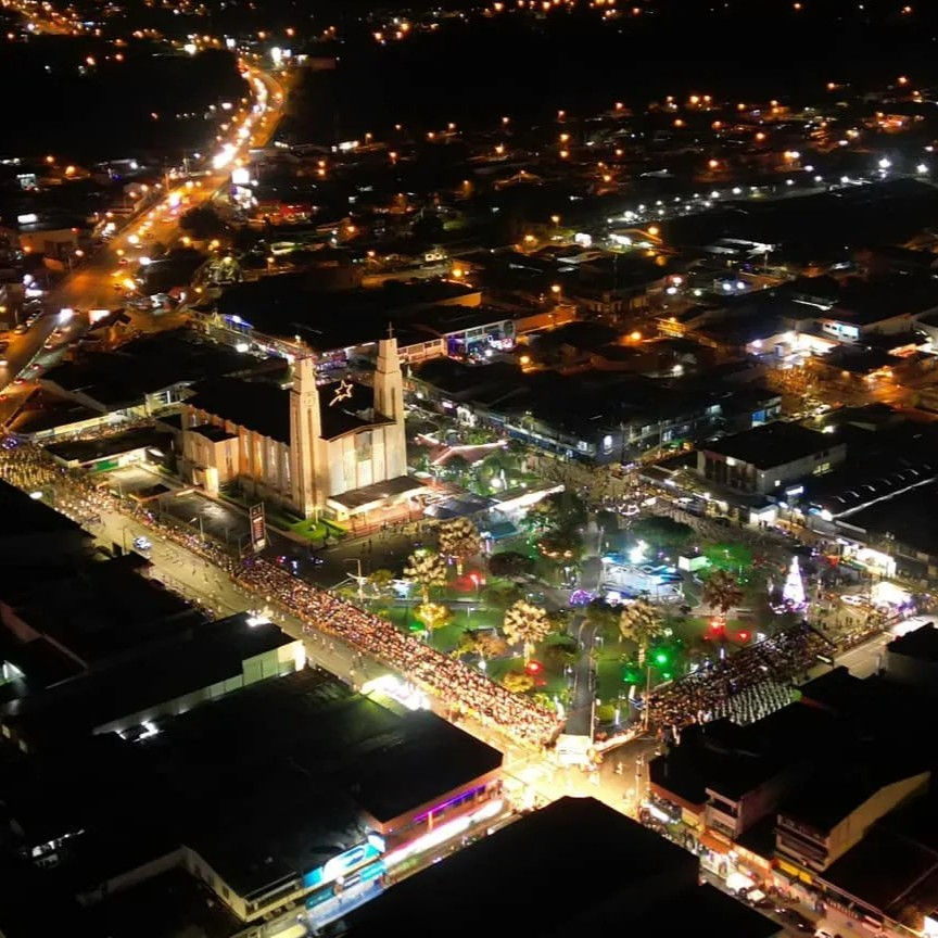 Vista nocturna de San Isidro para envíos a Zona Sur Costa Rica