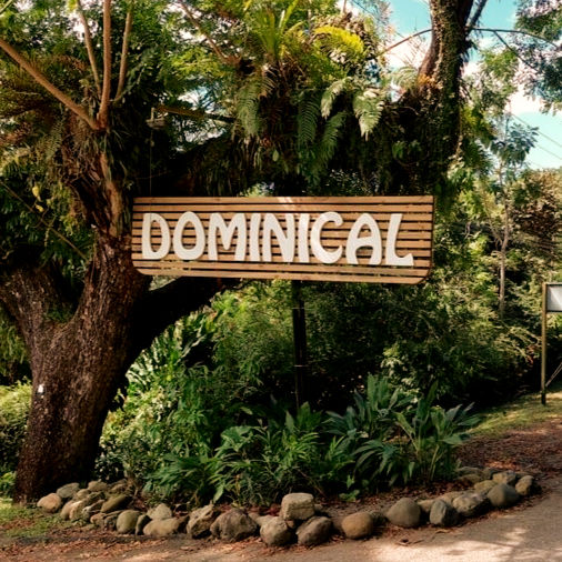 Letrero en Dominical de Osa, destino de envíos a Zona Sur Costa Rica.