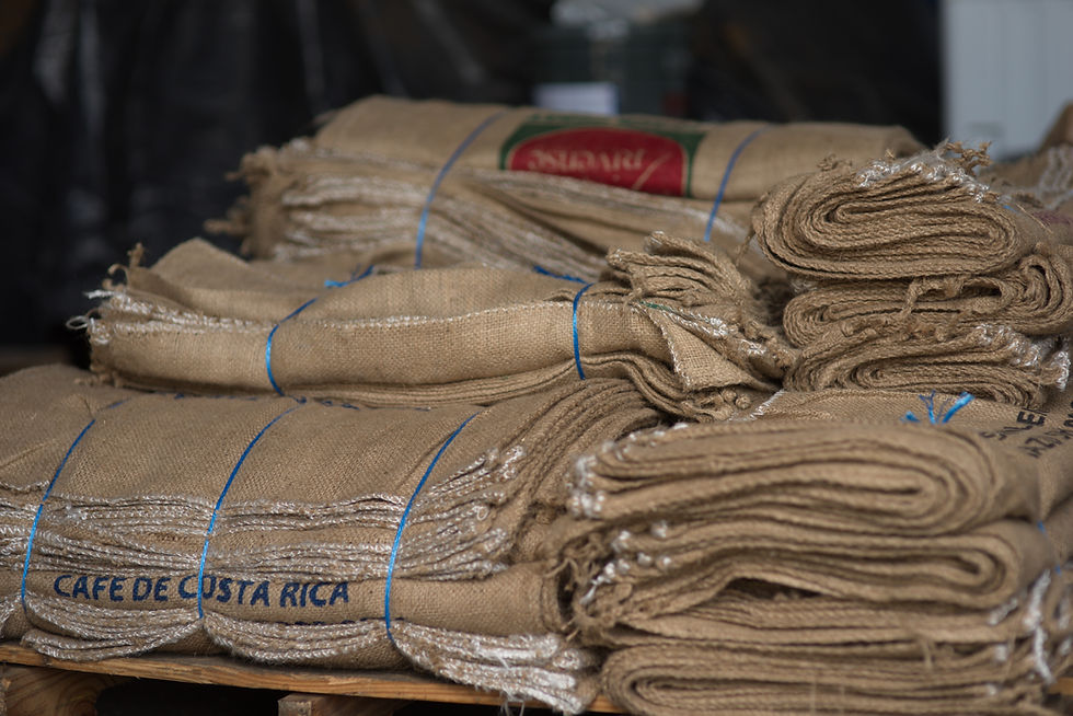 Sacos de yute marcados con Costa Rica en bodega de transporte.