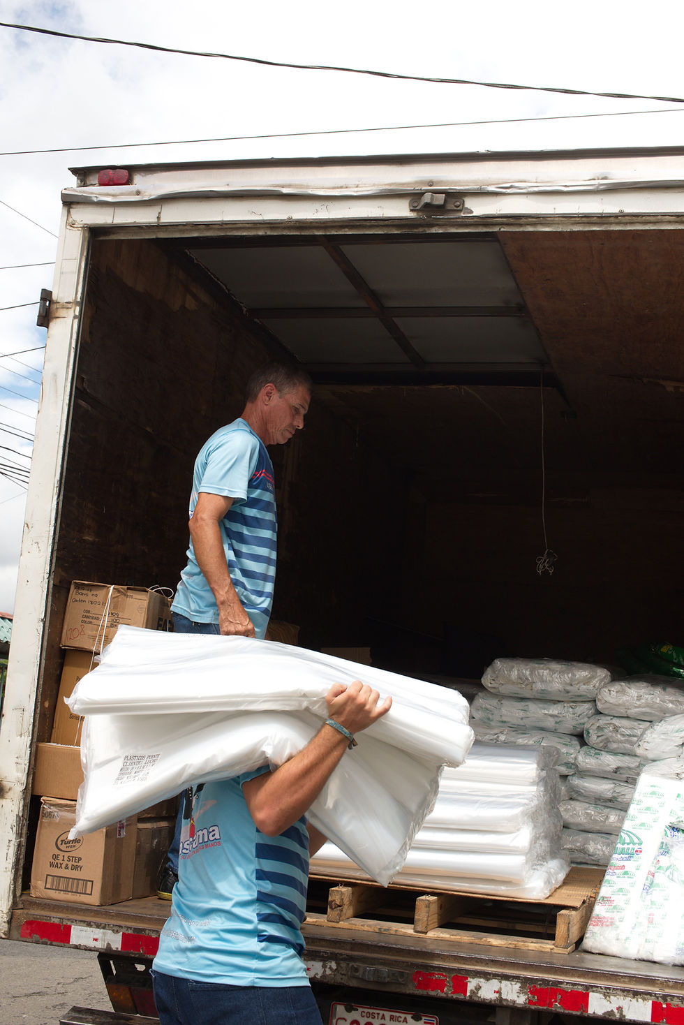 Personal de empresa de transporte haciendo entrega en Buenos Aires de Puntarenas.
