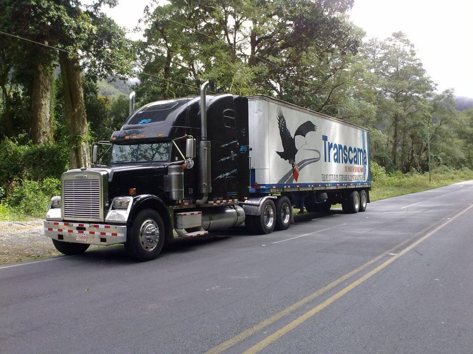 Camión de Transcarre en carretera, empresa de transporte Costa Rica.
