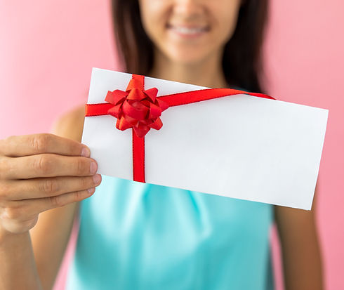 Chèque cadeau bien-être d'Olivier Gros à Chalon-sur-Saône offert a une personne heureuse de le recevoir