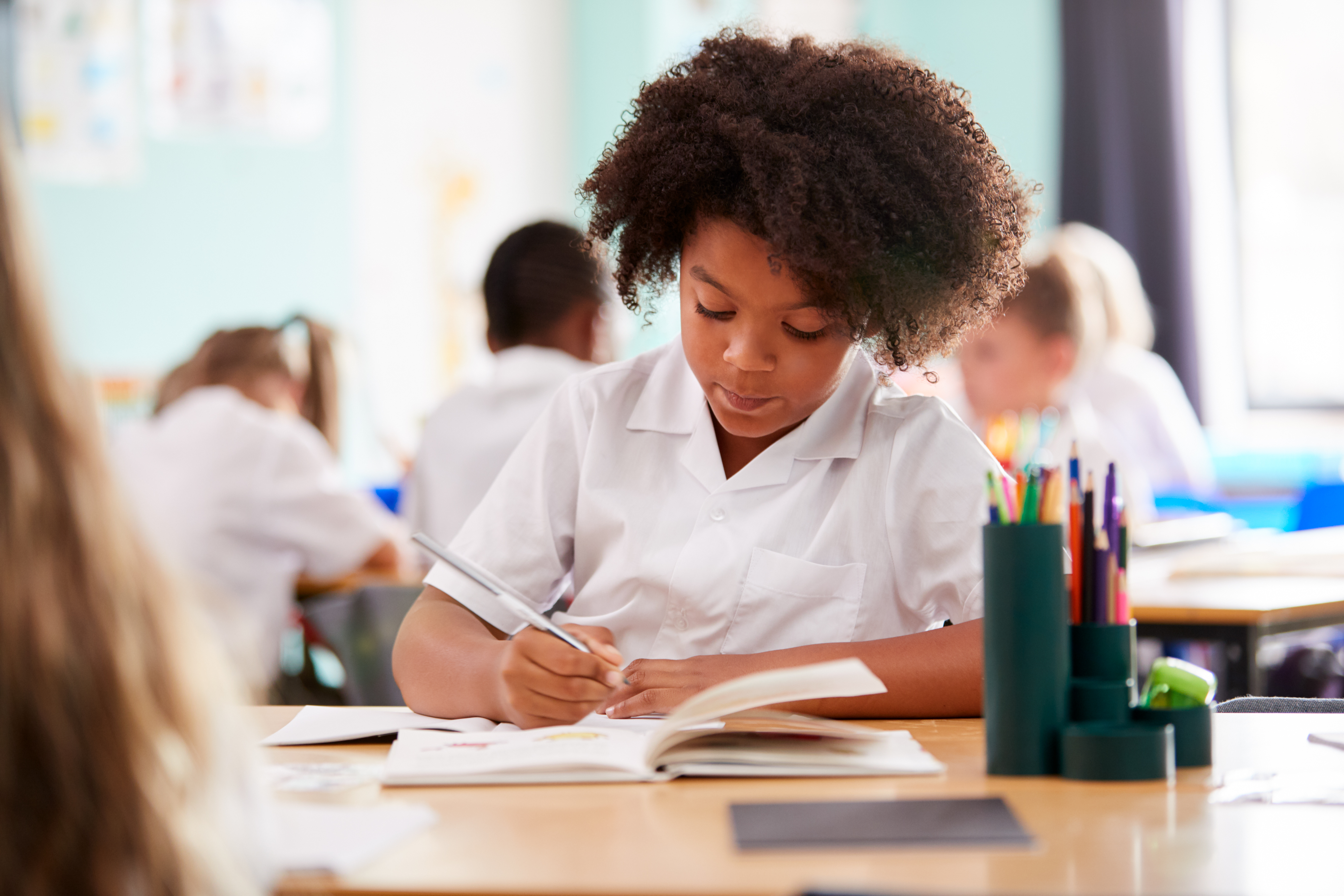 female-elementary-school-pupil-wearing-uniform-wor-8YDK4LZ.jpg