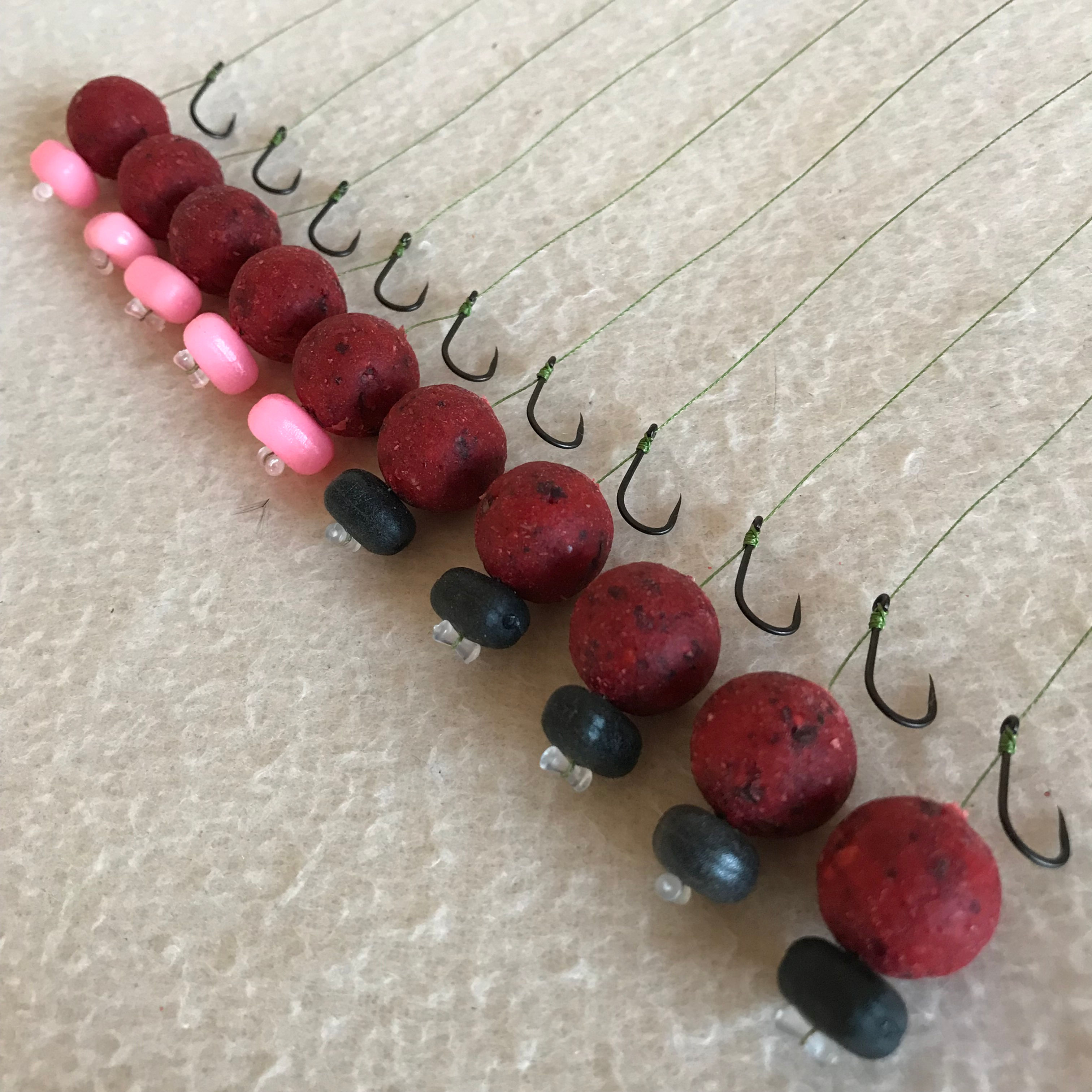 10x Hair Rigs Pre Loaded with 15mm Strawberry Boilies (Dynamite)
