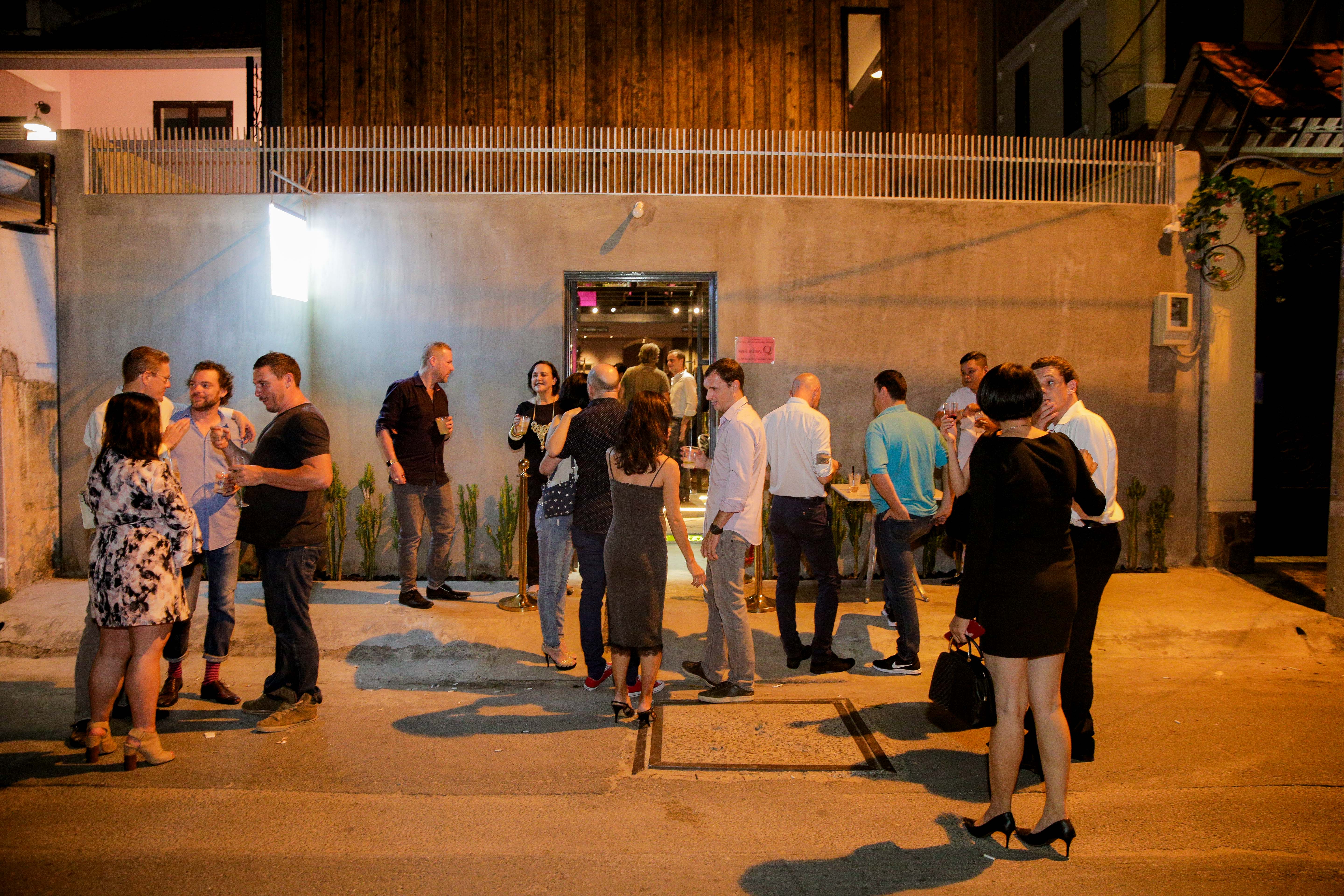 Q BAR SAIGON - ENTRANCE