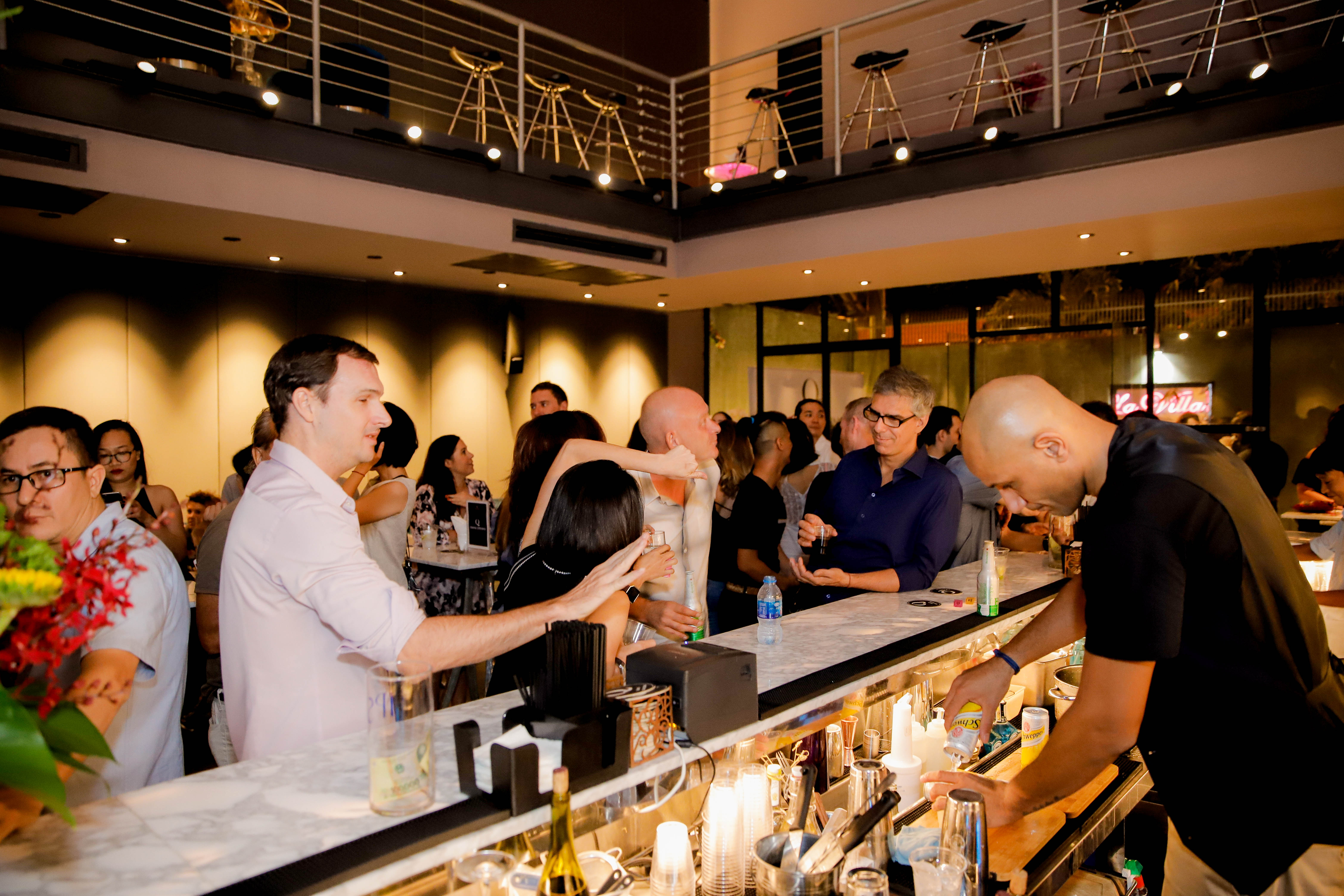 Q BAR SAIGON - BUSY BAR