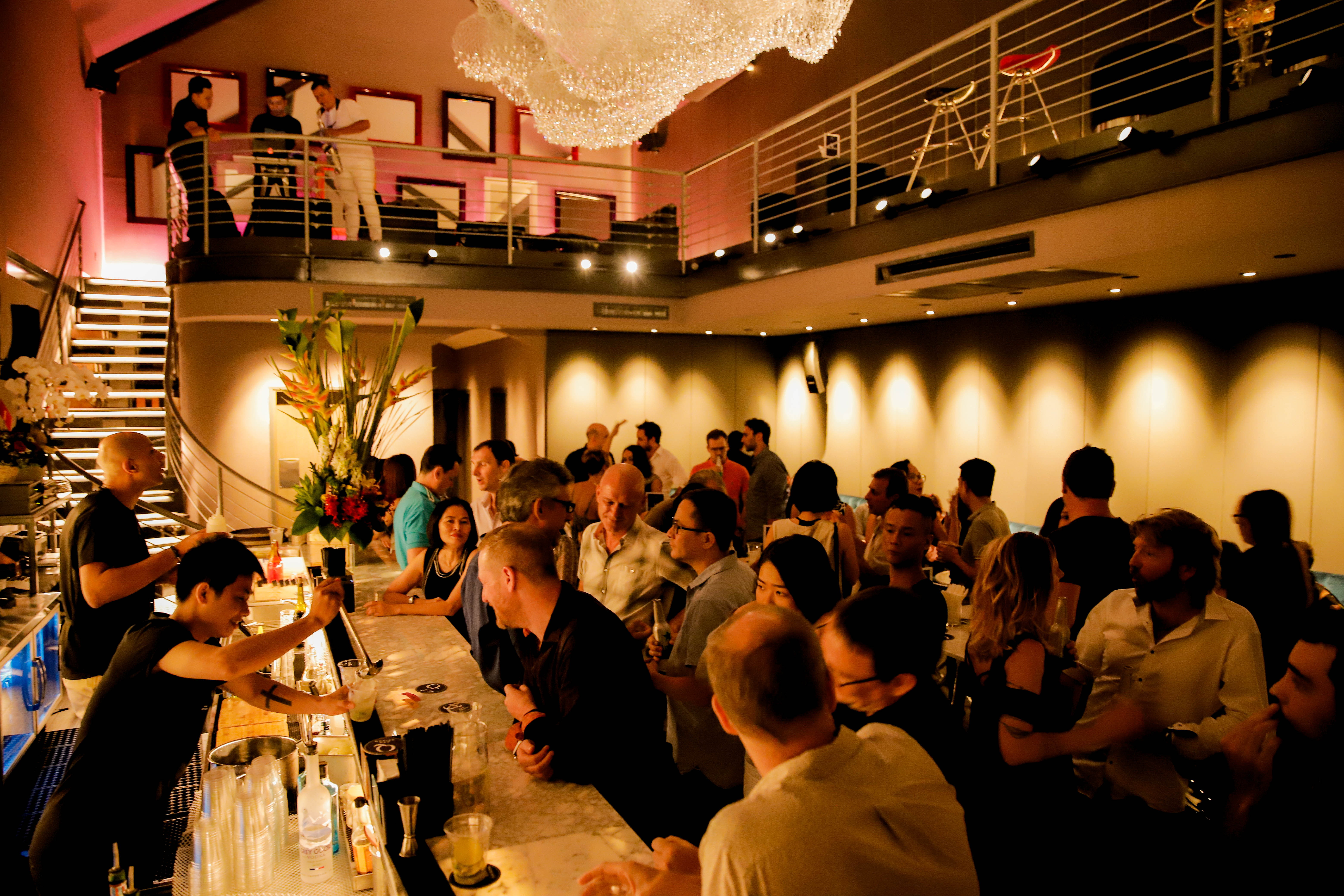 Q BAR SAIGON - FULL HOUSE