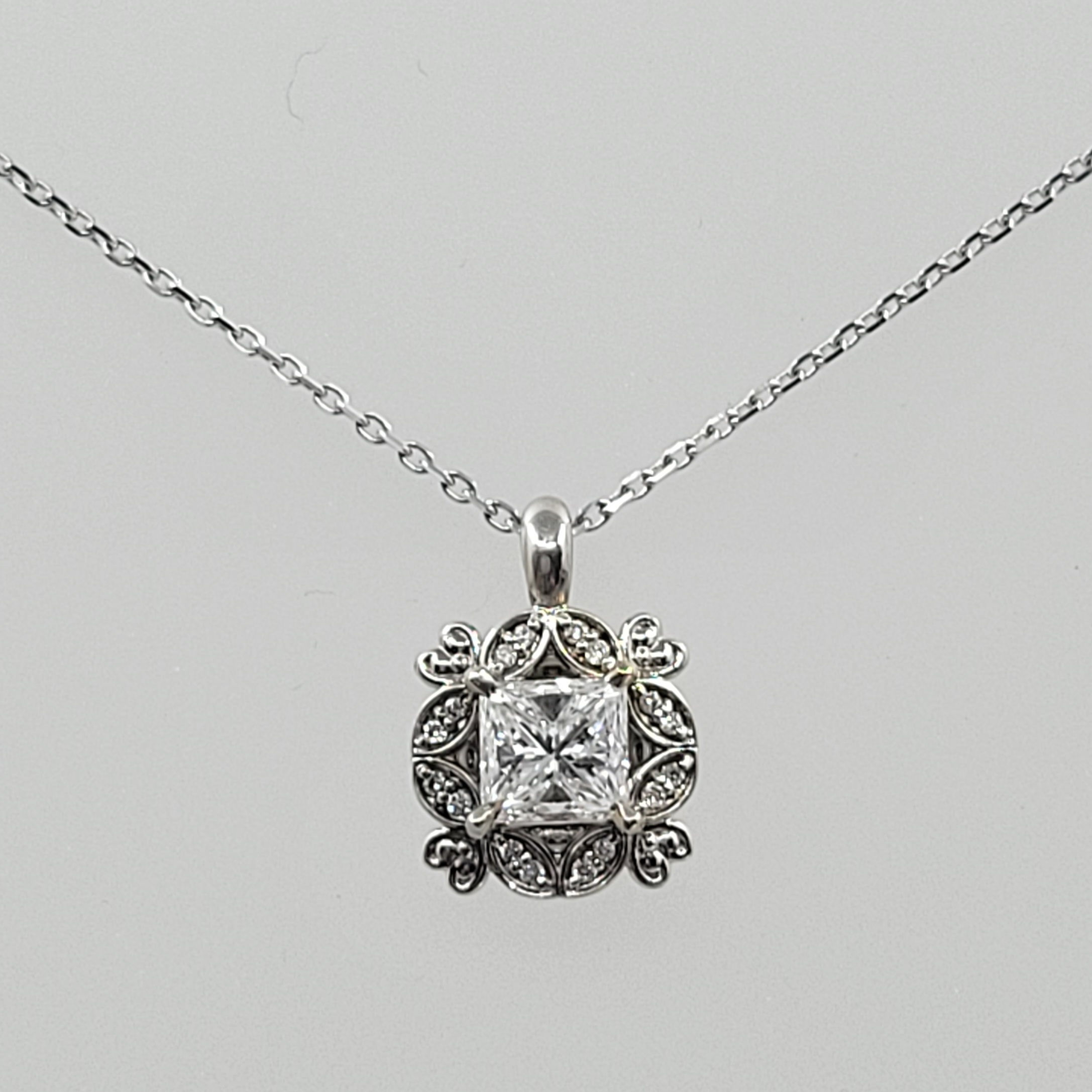 Pendant princess cut diamond in white gold