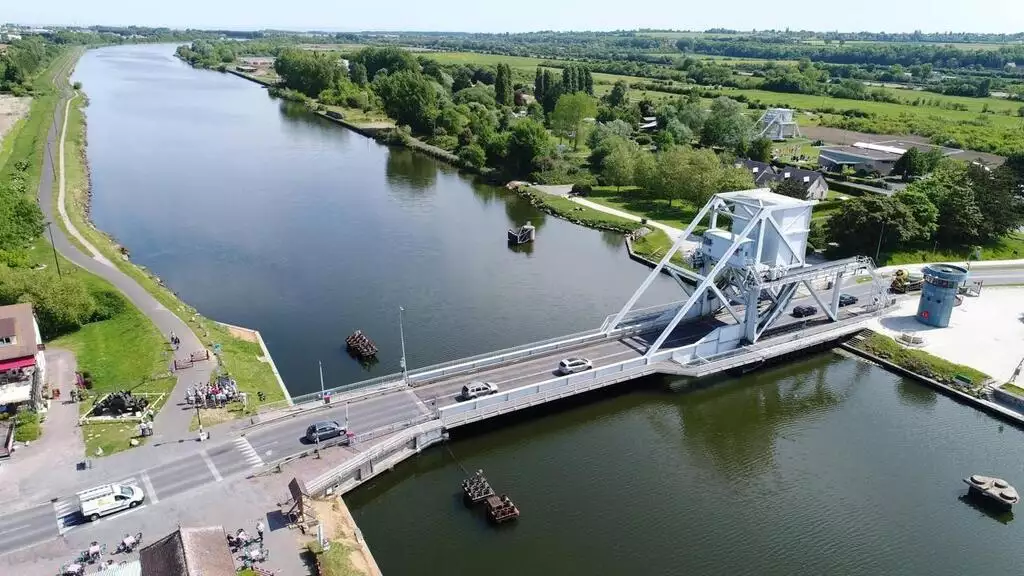 drone pont de Bénouville.webp