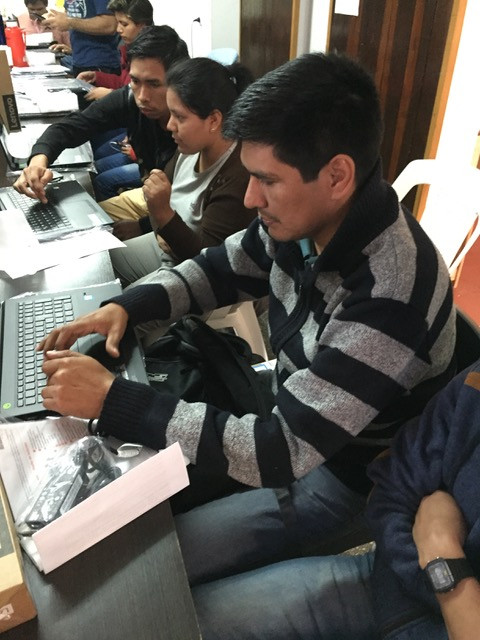 Sala con 6 computadoras disponible para los estudiantes