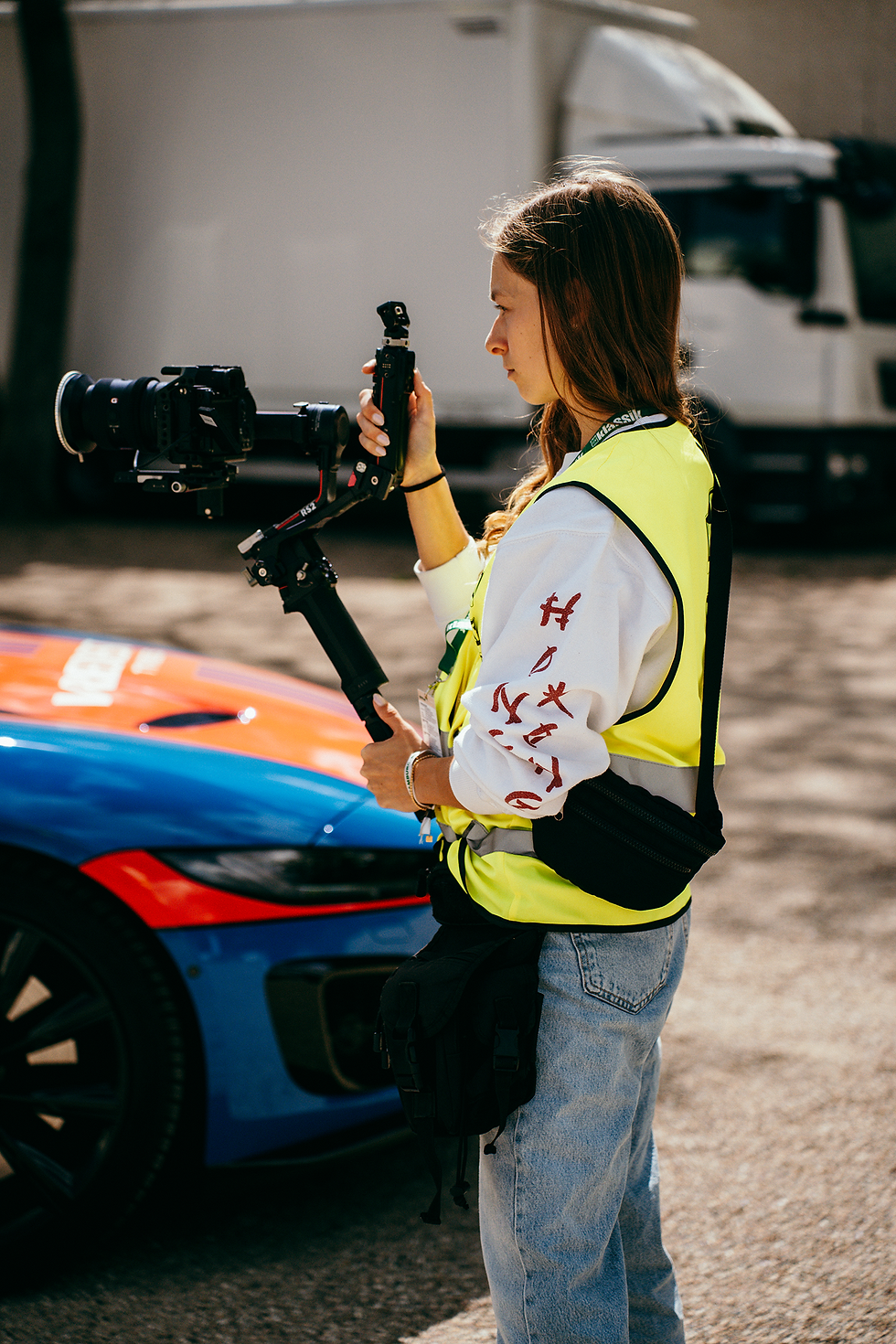 Videografen mit Gimbal und Warnweste