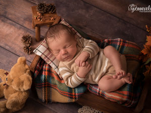 süsses Newborn Fotoshooting mit kleinem Mann