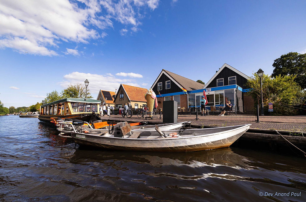 Canals in Giethoorn crowded with tourist boats