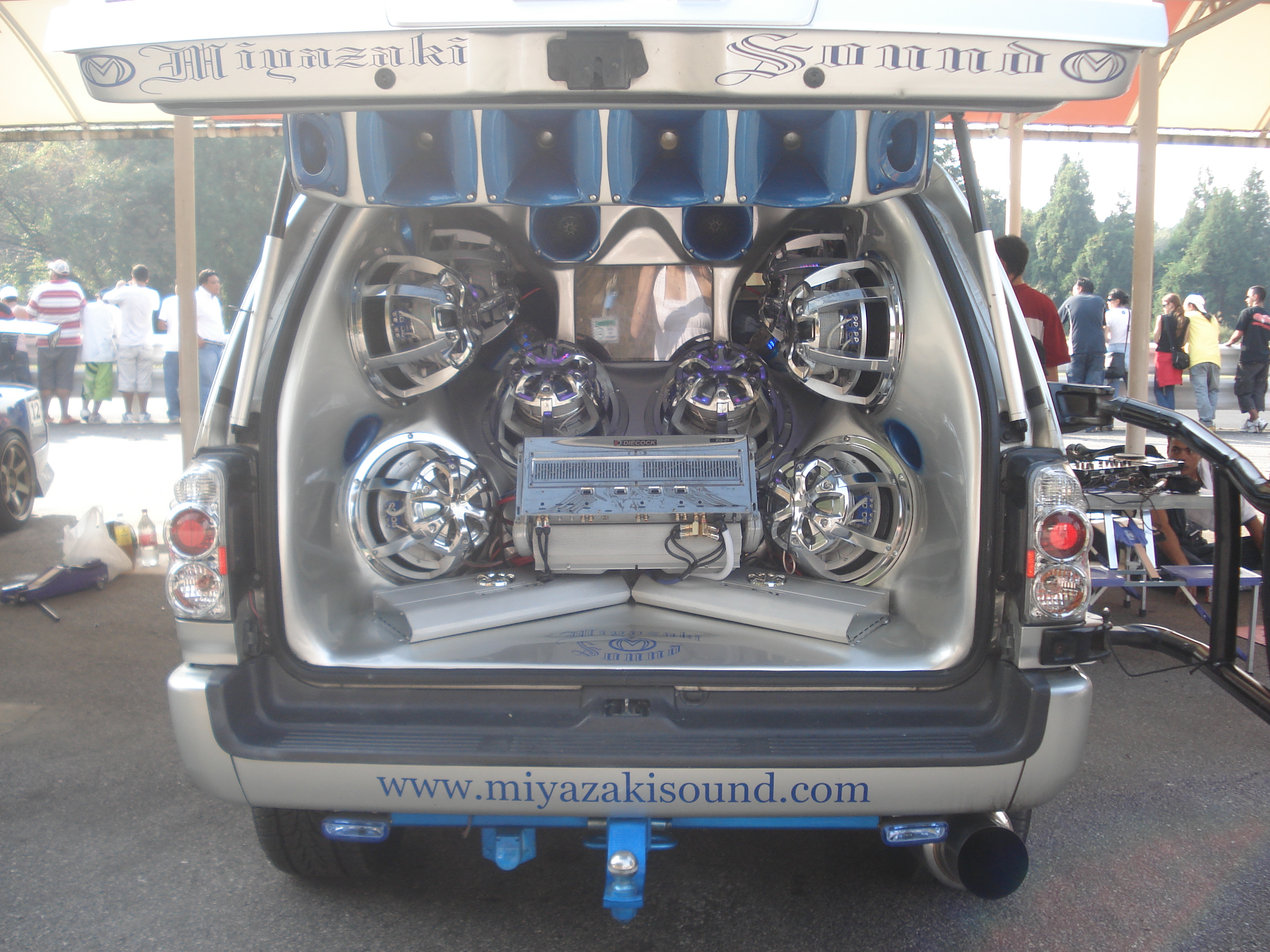 Hilux custom audio installation