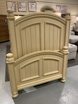 CREAM PANEL STYLE TWIN BED W/RAILS