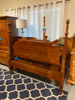 SOLID CHERRY QUEEN PINEAPPLE POSTER BED