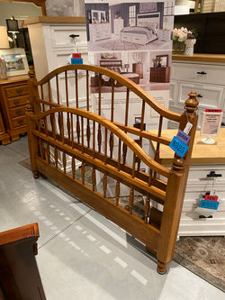 OAK QUEEN SPINDLE BED