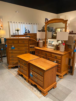 MEDIUM OAK QUEEN BEDROOM SUITE