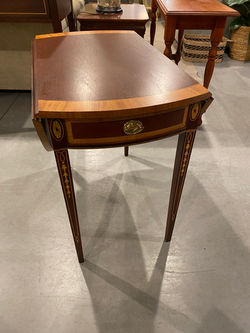 MAHOGANY BANDED DROP LEAF END TABLE