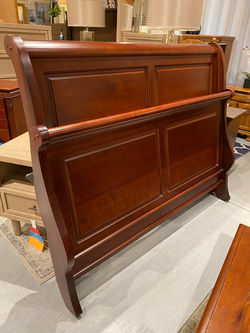 MEDIUM CHERRY FINISH QUEEN SLEIGH BED