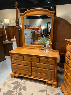MOBEL MEDIUM OAK DRESSER W/MIRROR