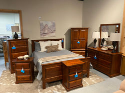 AMISH MADE PINE QUEEN BEDROOM SUITE
