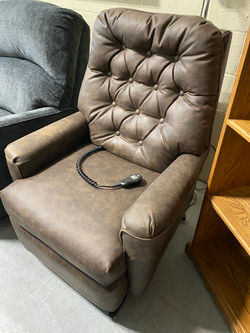 BROWN TUFTED LIFT CHAIR