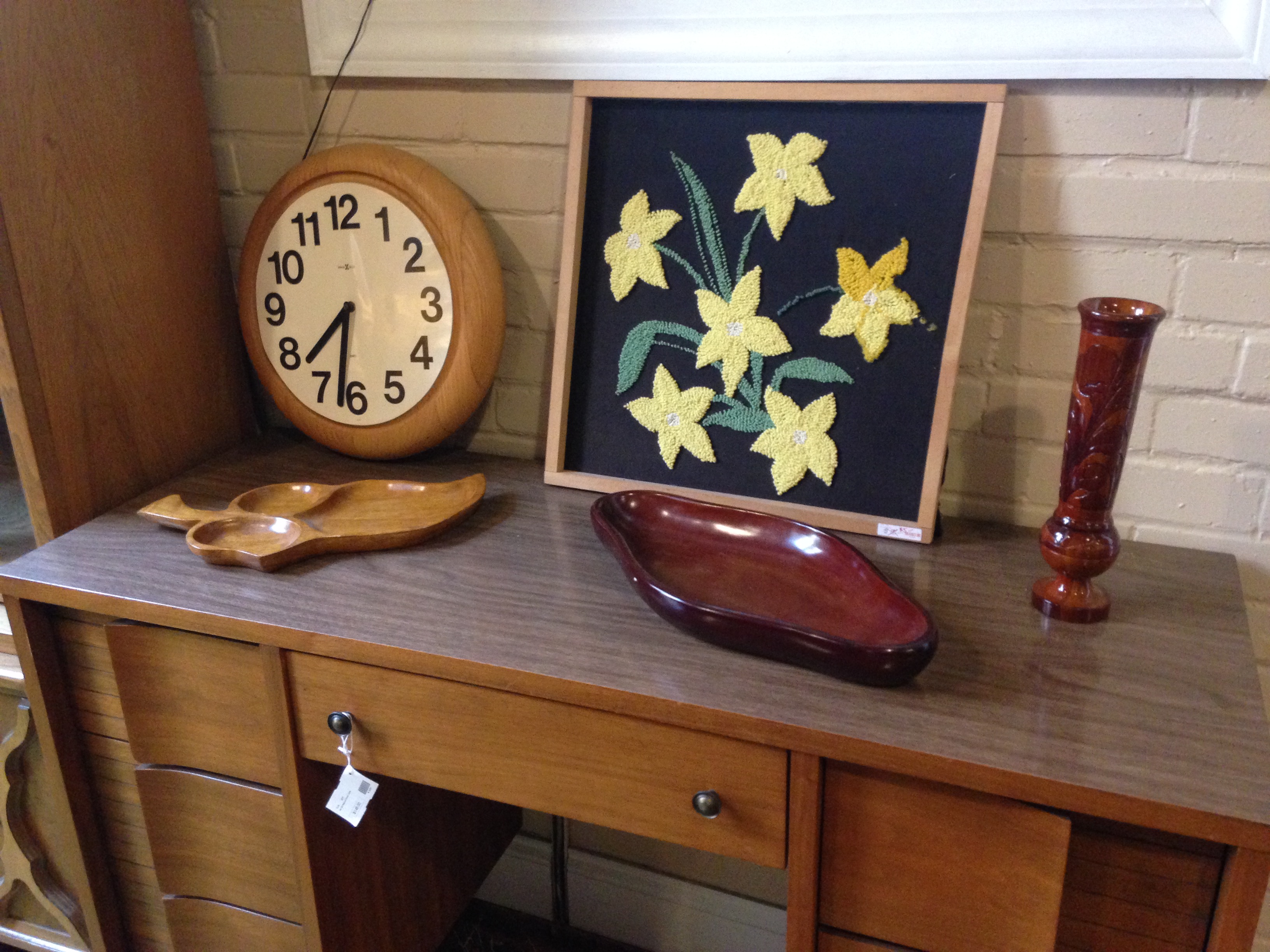 VINTAGE ACCENTS & DECOR