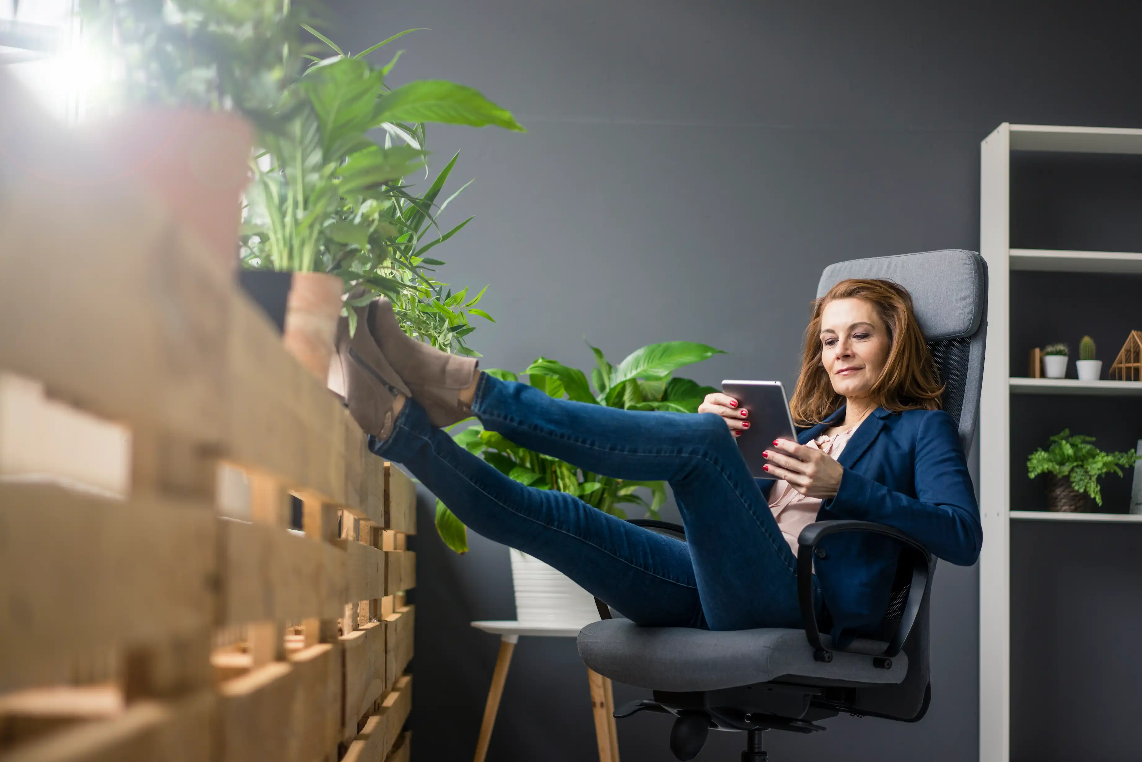 Femme utilisant un VPN ou RPV