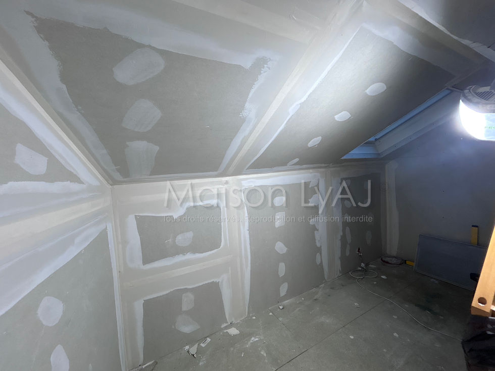 Travaux d'aménagement d'une chambre d'enfant sous combles avec isolation et pose des plaques de plâtre.
