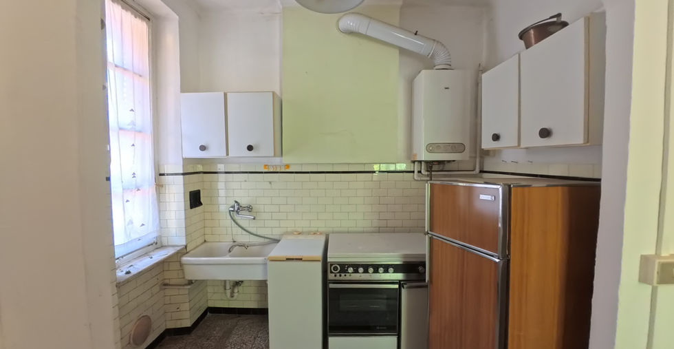 Cucina da ristrutturare con impianti da aggiornare – appartamento Susa