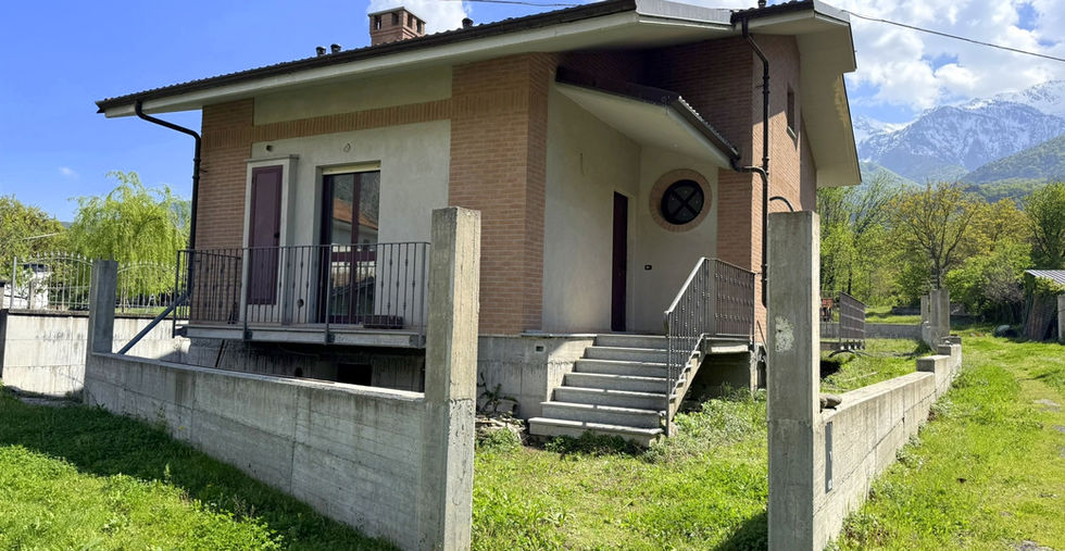 Ingresso rialzato con scala esterna