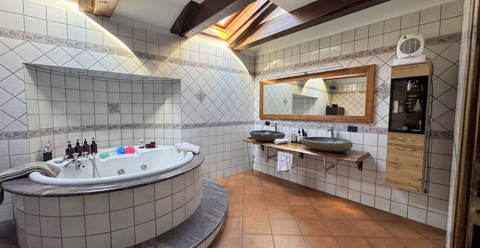 Bagno con vasca rotonda e doppio lavabo