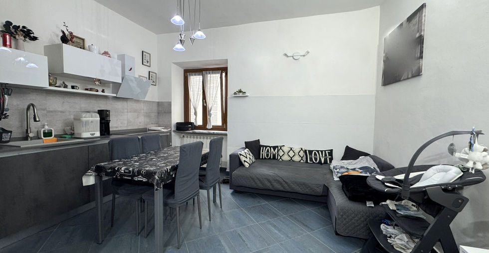 Vista completa del soggiorno con cucina