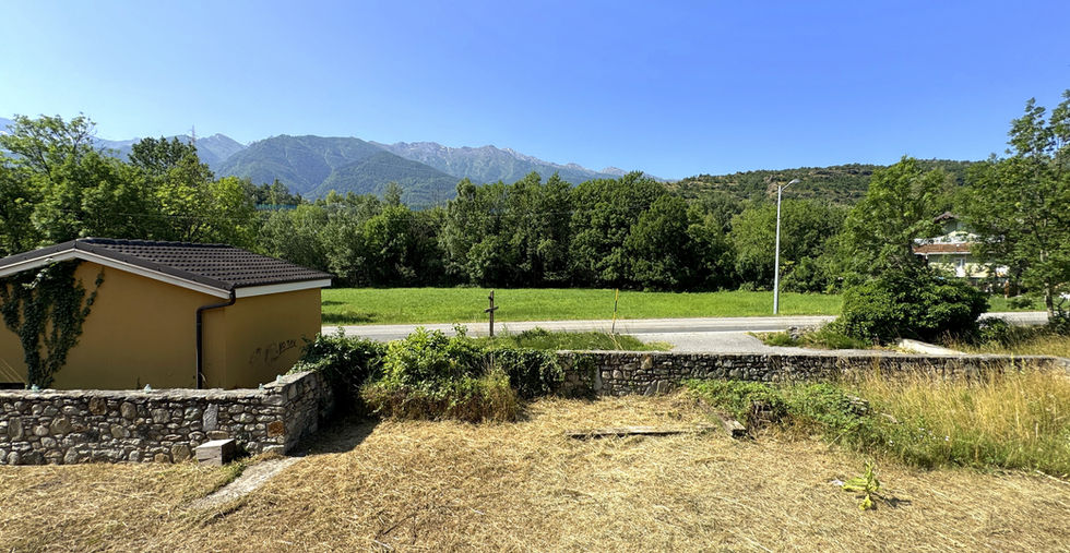 Giardino pianeggiante intorno alla villetta in costruzione a Mompantero