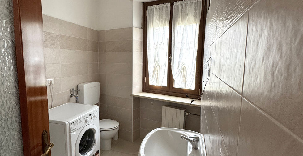 Bagno con lavatrice e box doccia – appartamento parzialmente ristrutturato Susa