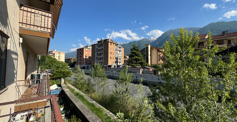 Vista dal balcone su Susa e montagne