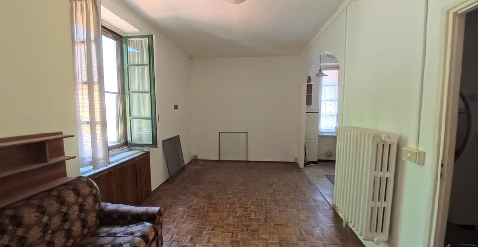 Ampio locale soggiorno con finestre – appartamento in vendita a Susa