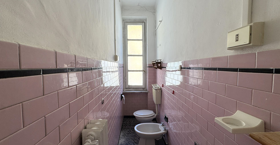 bagno con finiture originali – appartamento Susa