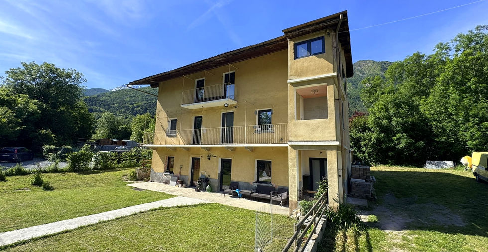 Facciata della casa con giardino privato a Meana di Susa