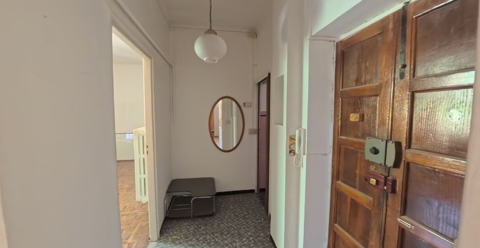 Ingresso dell’appartamento da ristrutturare a Susa