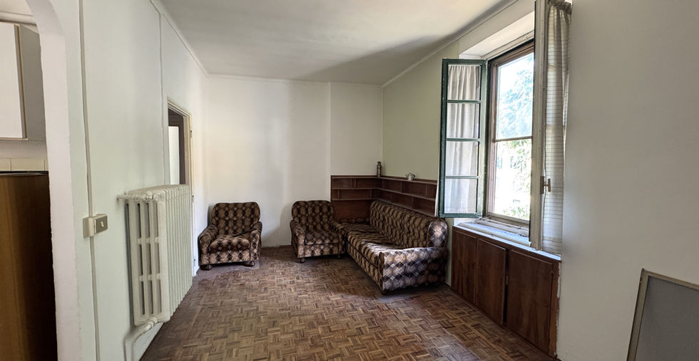 Finestra e parete del soggiorno – appartamento da ristrutturare Susa