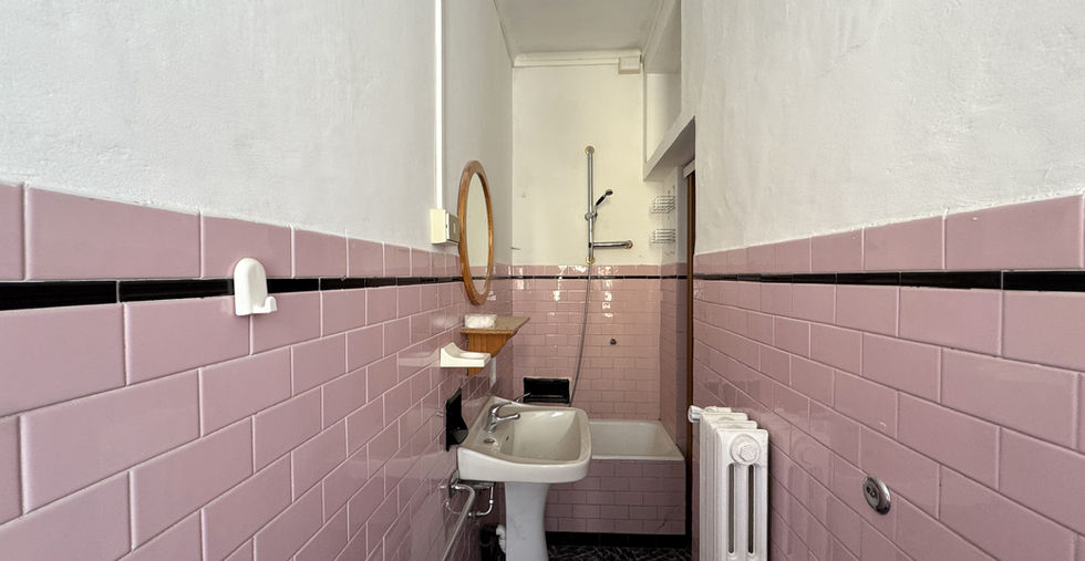 Bagno con sanitari da sostituire – appartamento in vendita Susa