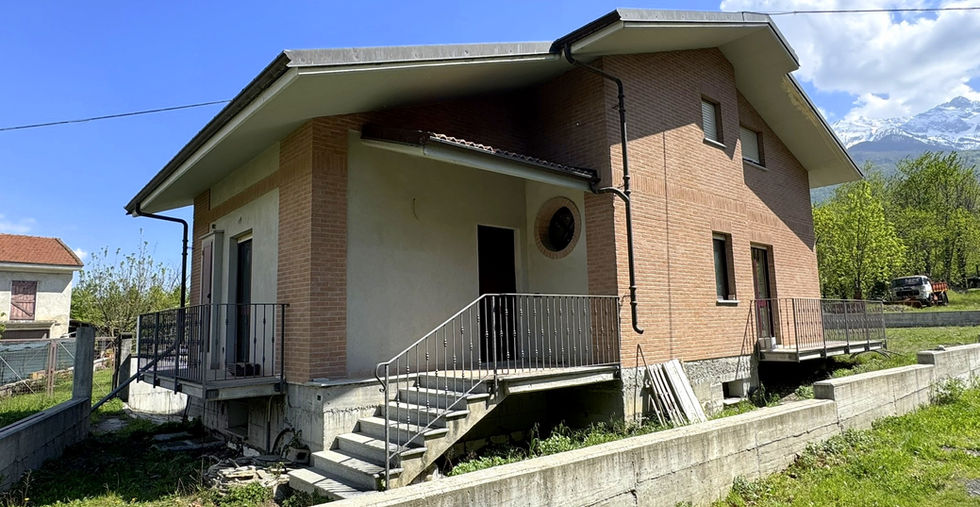 Facciata della villetta con giardino